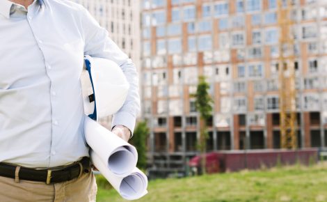close-up-man-with-white-helmet-outdoors